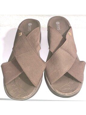 Bzees Womens Desire  Slip-On Sandals Size 9M Fabric Upper & Man Made Sole
